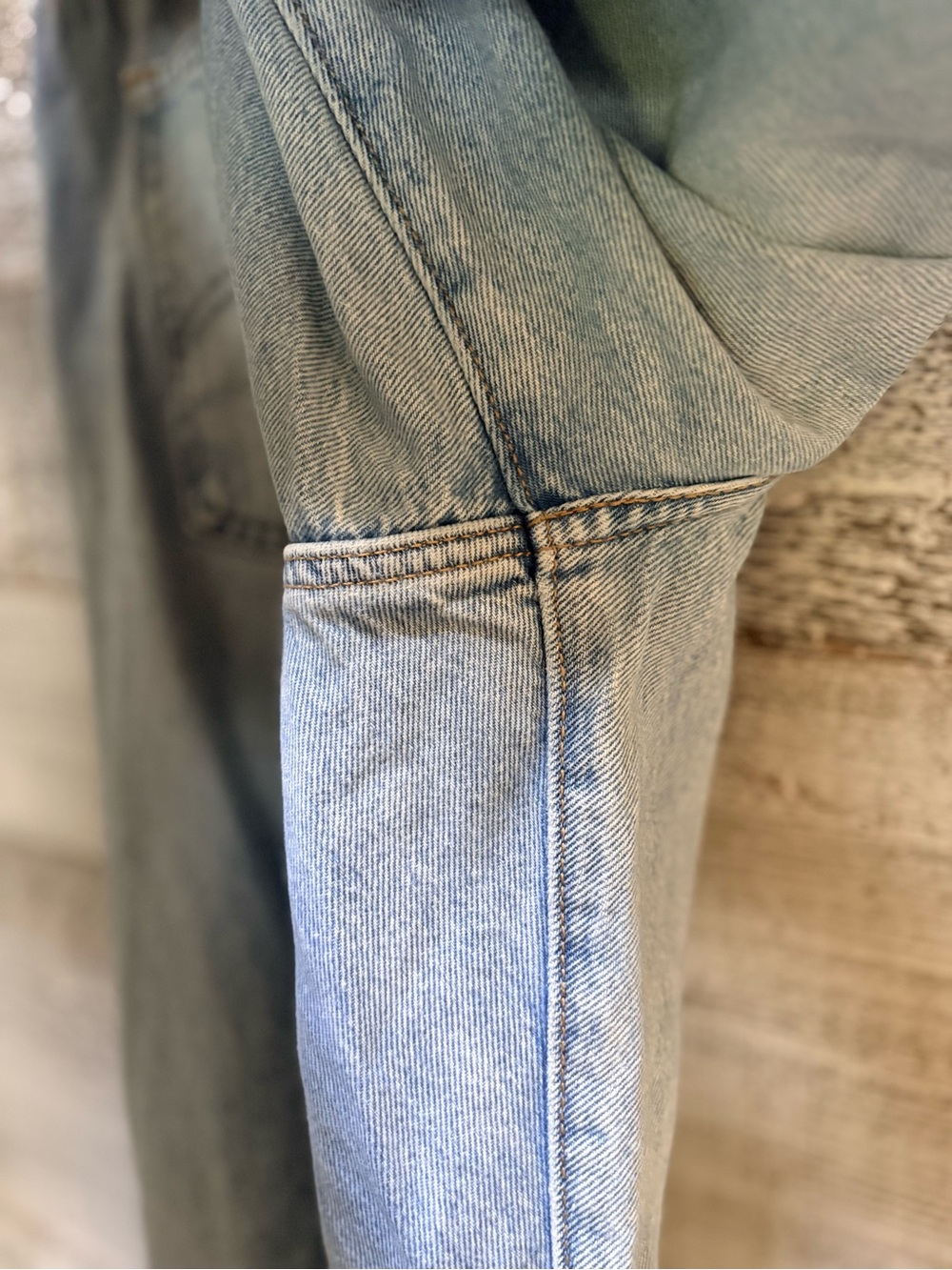 Levi's | Cinch Barrel-Leg Light Wash High-Rise Denim Jeans - Women's 33x31 - Picture 5 of 13